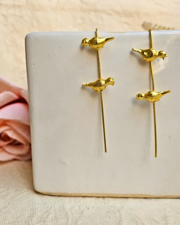 Gold_Alloy_With_Artificial_Pearls_Premium_Ear_Cuff_For_Women