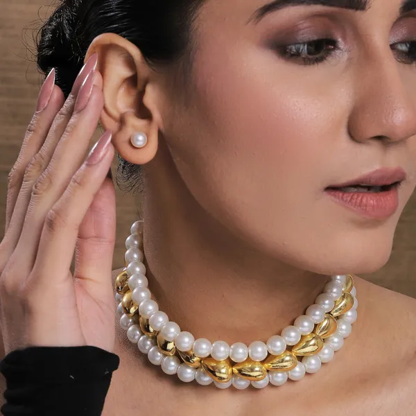 Gold_And_Off_White_Alloy_With_Artificial_Pearls__And__Gold_Plating_Premium_Choker_For_Women