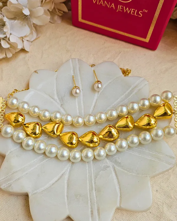 Gold_And_Off_White_Alloy_With_Artificial_Pearls__And__Gold_Plating_Premium_Choker_For_Women