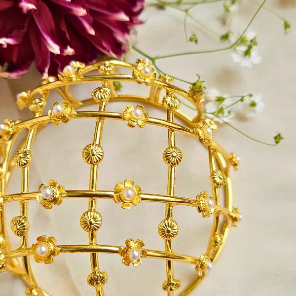 Gold_Alloy_With_Artificial_Pearls_Premium_Hair_Bun_Accessory_For_Women