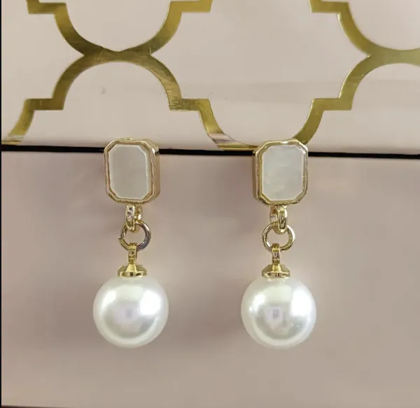 Gold_And_White_Alloy_Pearl_Earring_For_Women