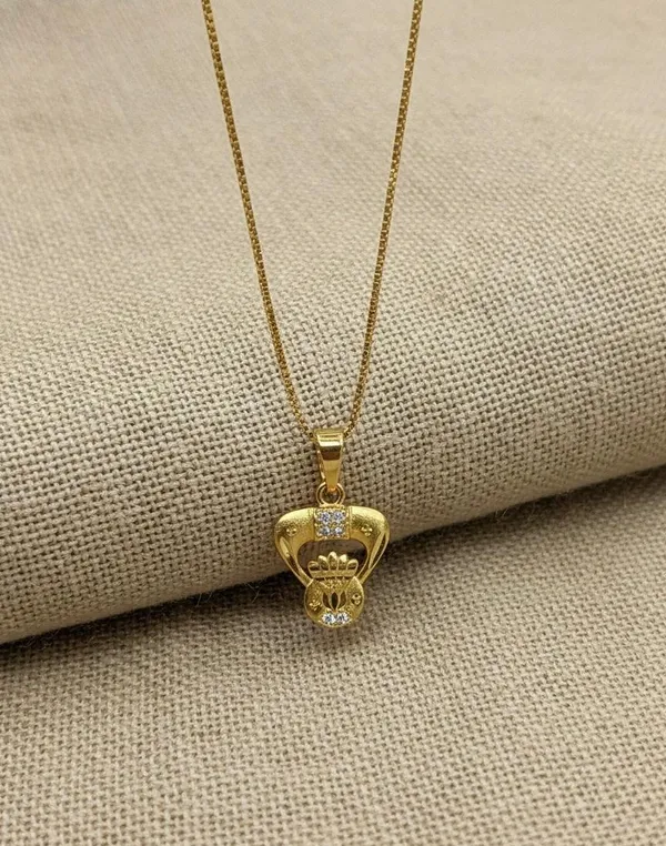 Golden_Decorative_Sandal_Pendant_Necklace_With_Engraved_Detailing_For_Women
