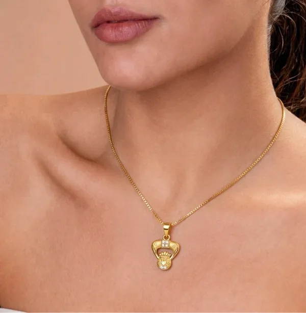 Golden_Decorative_Sandal_Pendant_Necklace_With_Engraved_Detailing_For_Women