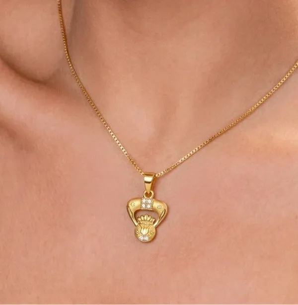 Golden_Decorative_Sandal_Pendant_Necklace_With_Engraved_Detailing_For_Women