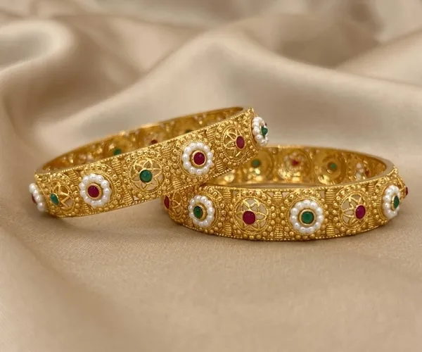 Traditional_Gold-Plated_Kundan_Stone_Bangles_(Set_of_2)