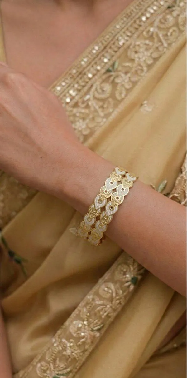 Golden_Scalloped_Pattern_Metal_Bangle_For_Women