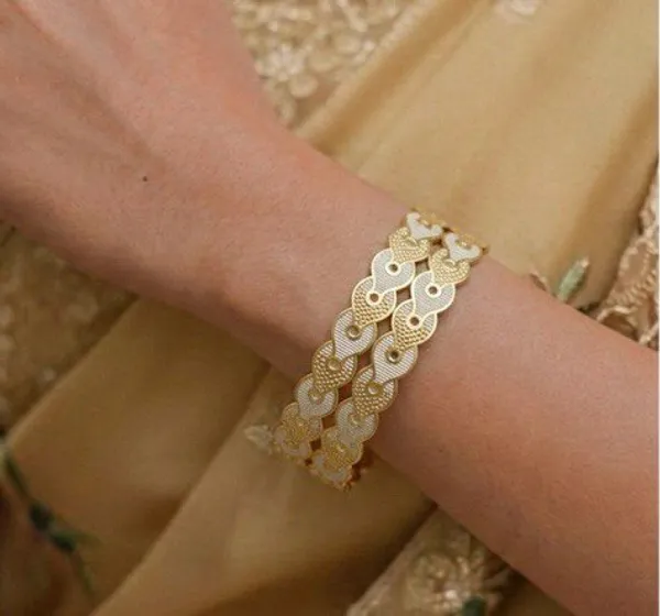 Golden_Scalloped_Pattern_Metal_Bangle_For_Women