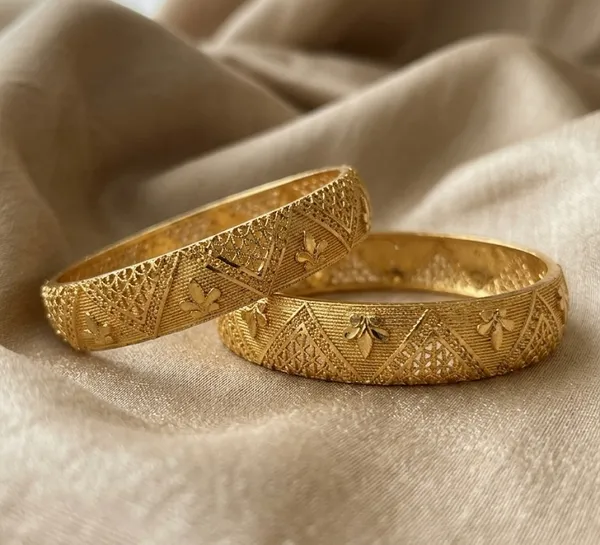 Traditional_Gold-Plated_Kundan_Stone_Bangles_(Set_of_2)