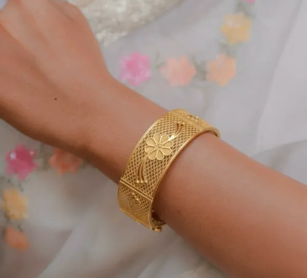 Golden_Traditional_Mesh_Pattern_Bangle_With_Floral_Design_For_Women