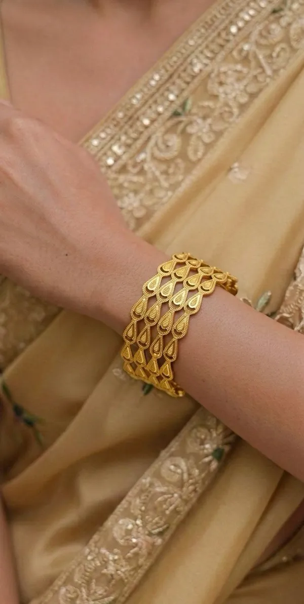Golden_Elegant_Teardrop_Design_Bracelet_For_Women
