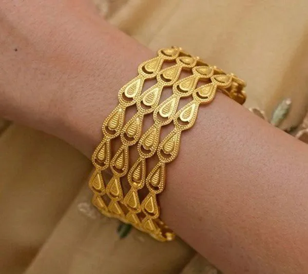 Golden_Elegant_Teardrop_Design_Bracelet_For_Women