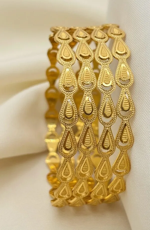 Golden_Elegant_Teardrop_Design_Bracelet_For_Women