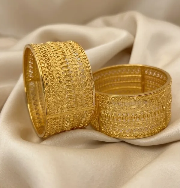 Traditional_Gold-Plated_Kundan_Stone_Bangles_(Set_of_2)