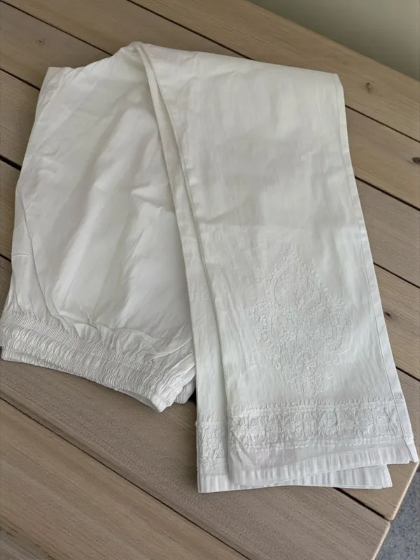 Lavender_And_White_Women's_Kota_Fabric_lucknavi_Rich_Hand_Chikankari_Straight_kurti_,_paired_with_Stretchable_and_breathable_chikankari_Lycra-Cotton_Pant