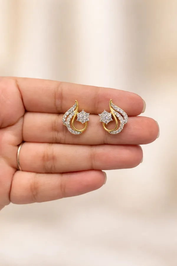 Elegant_Dual-Tone_Diamond_Stud_Earrings_