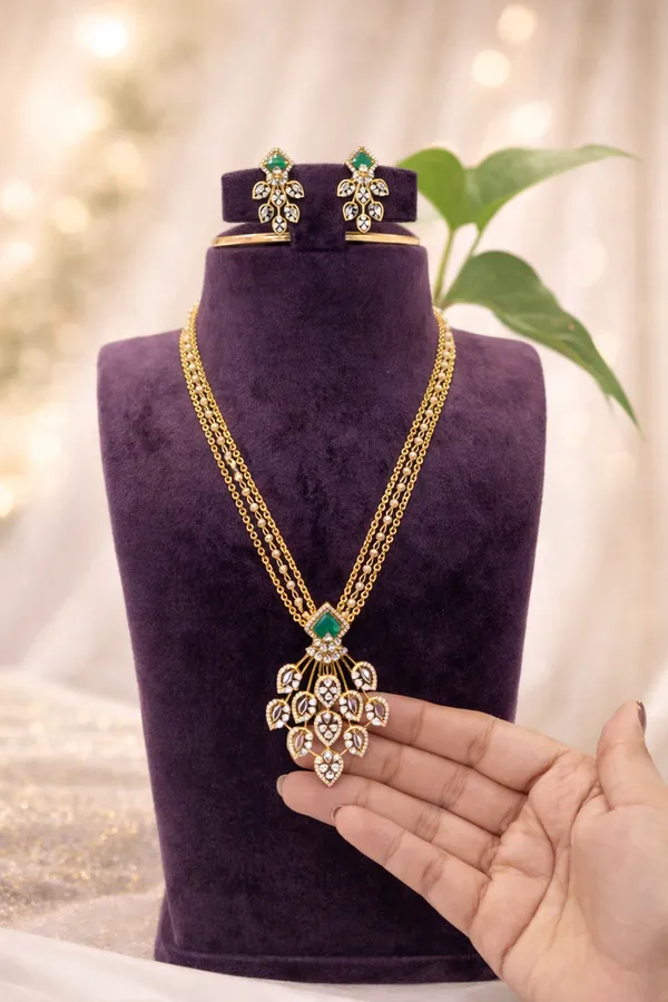 Beautiful_locket_set_with_chain_and_pearl_chain