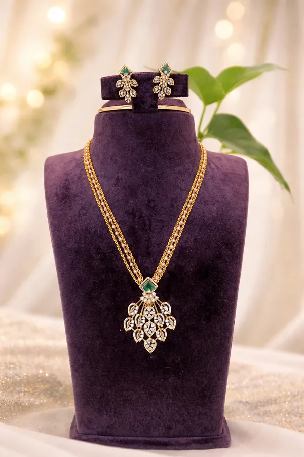 Beautiful_locket_set_with_chain_and_pearl_chain