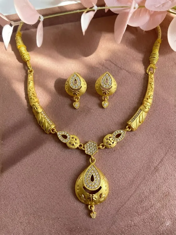 Gold_Brass_Premium_&_Fancy_Design_Necklaces_For_Women_&_Girl