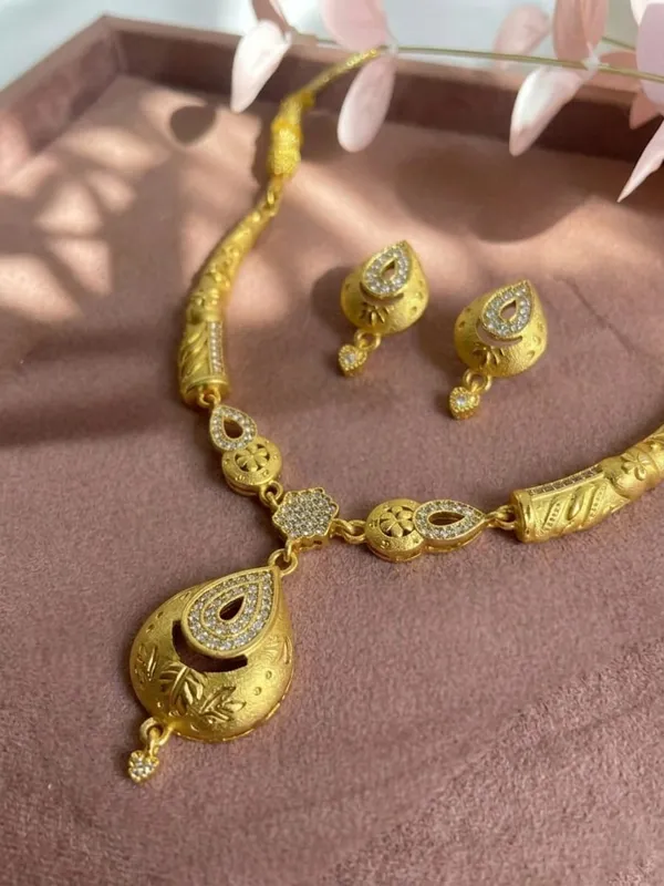 Gold_Brass_Premium_&_Fancy_Design_Necklaces_For_Women_&_Girl