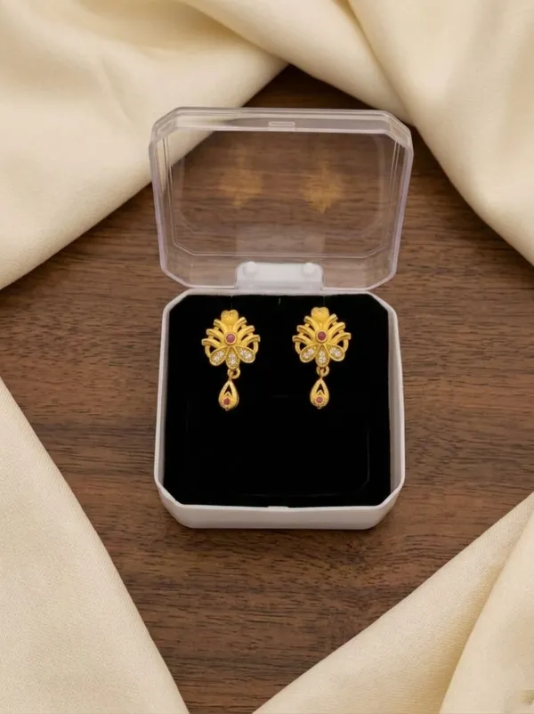 Gold_Brass_Premium_&_Fancy_Design_Pendant_Set_For_Women_&_Girl