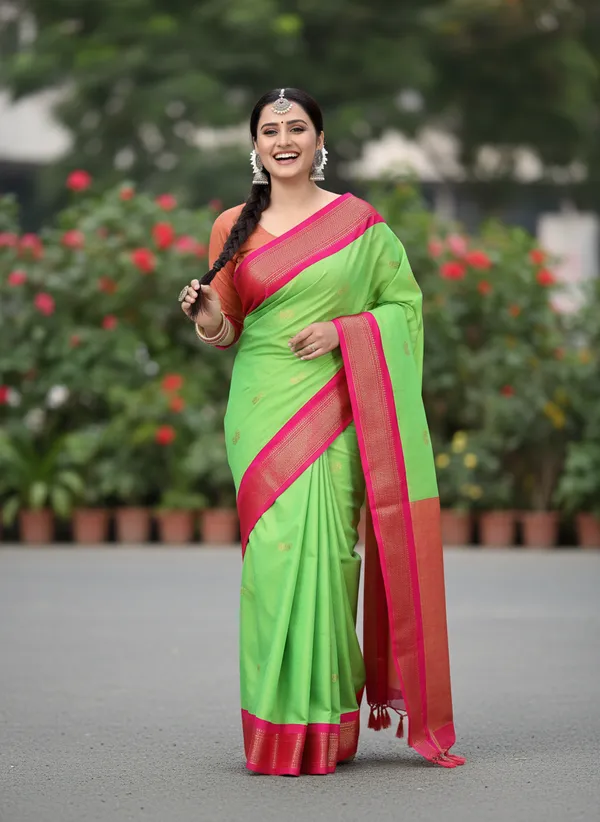 Parrot_Green_Cotton_Silk_Traditional_Saree_With_Running_Blouse_For_Women