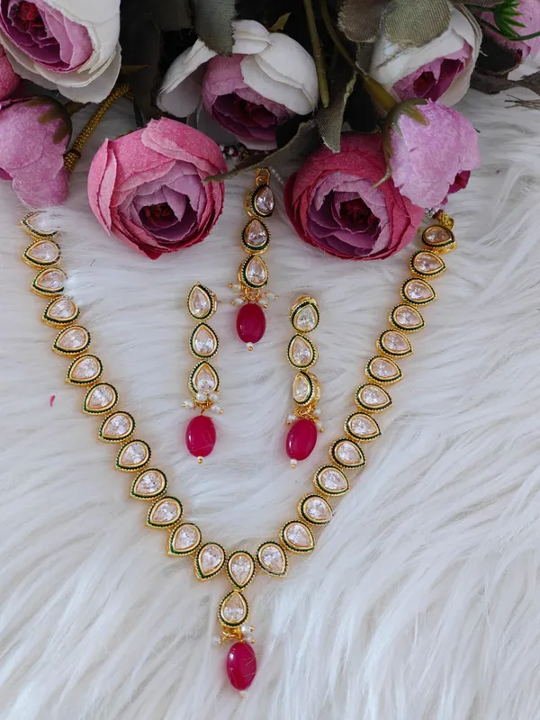 Elegant_Kundan_Necklace_Set_With_Pink_Stone_Pendant_With_Maang_Tikka