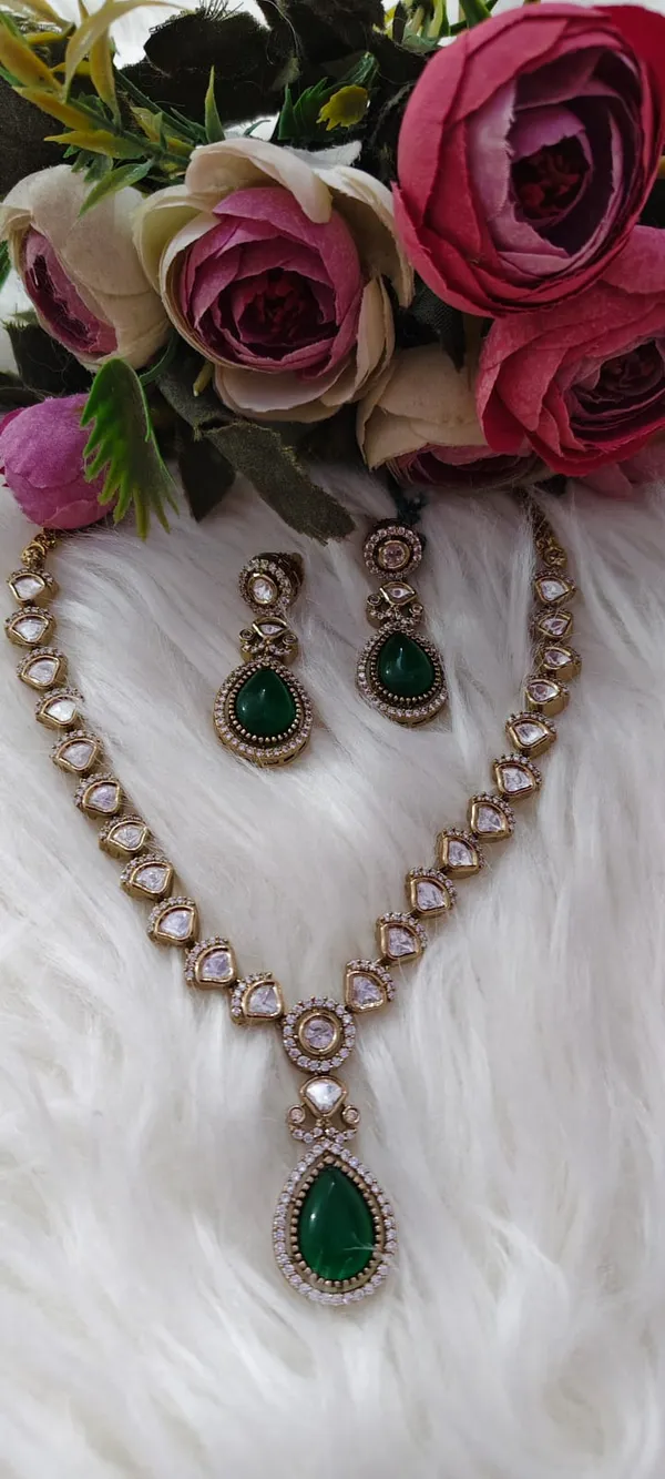 Green_-Elegant_Victorian_Style_Polki_Necklace_Set