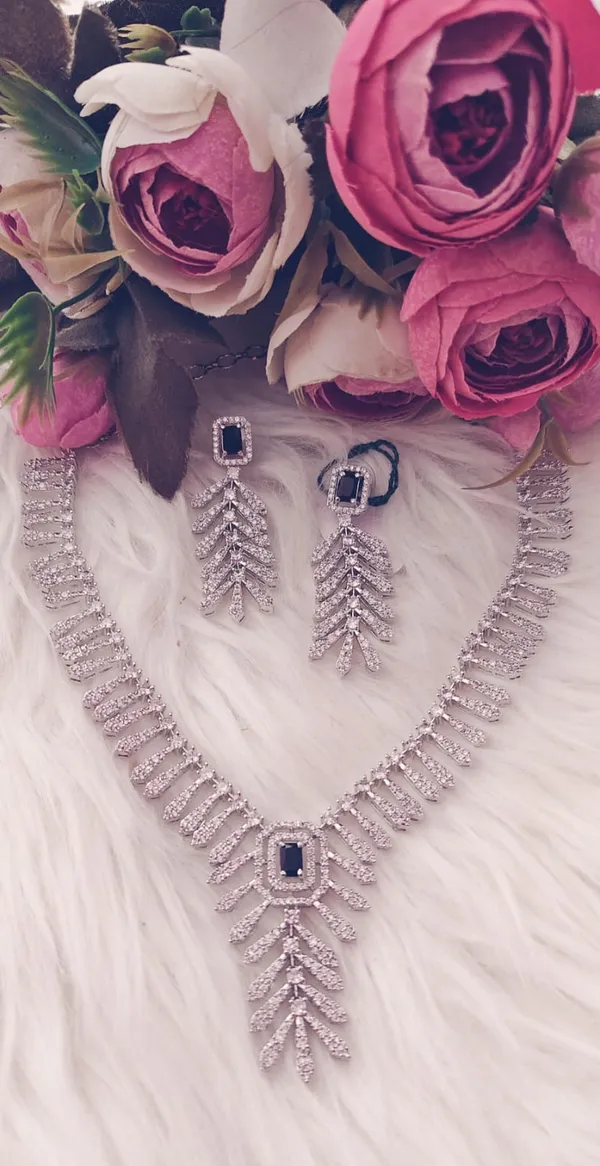 Sparkling_Black_Ad_Necklace_Set