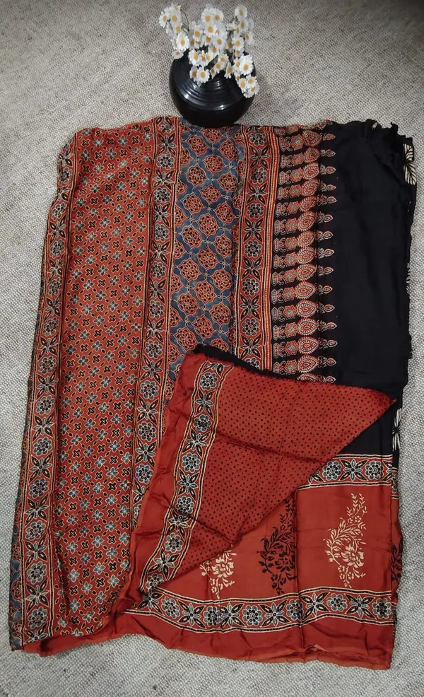 Ajrak_Hand_Block_Pure_Muslin_Slik_Saree_With_Blouse-_Black_&_Maroon