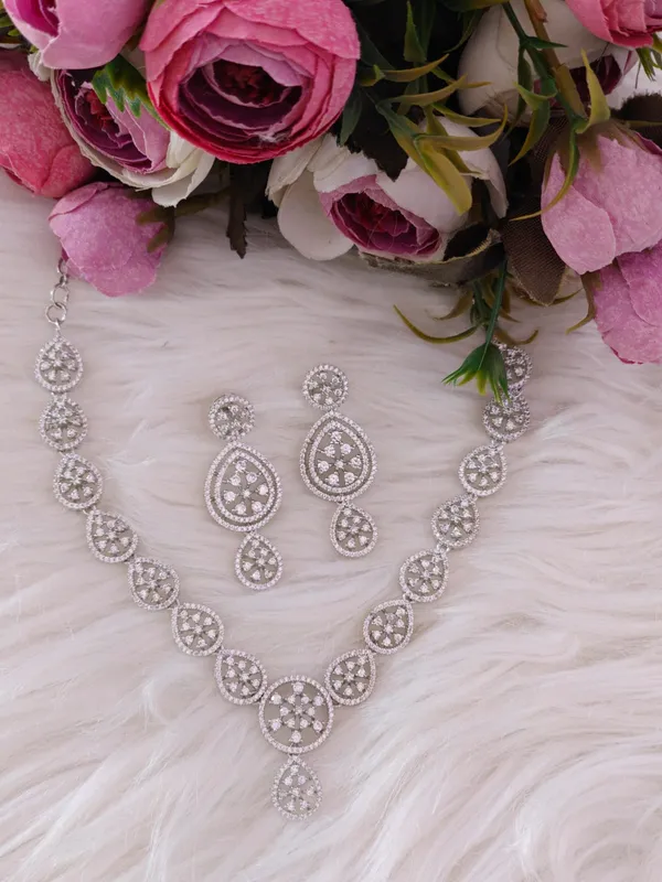 Elegant_Silver-Toned_Ad_Necklace_Set