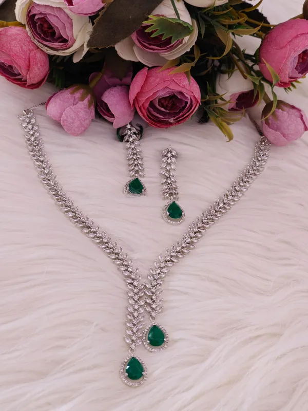 Elegant_Green_Ad_Necklace_And_Earring_Set