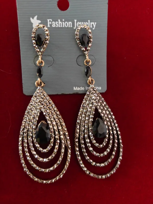 Elegant_Black_And_Gold_Drop_Earrings_With_Crystal_Embellishments