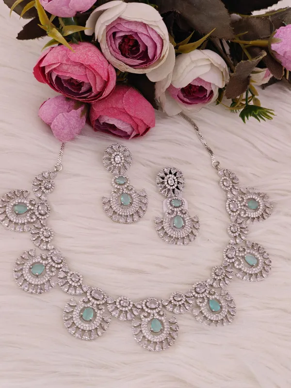 Elegant_Turquoise_Ad_Studded_Bridal_Necklace_Set