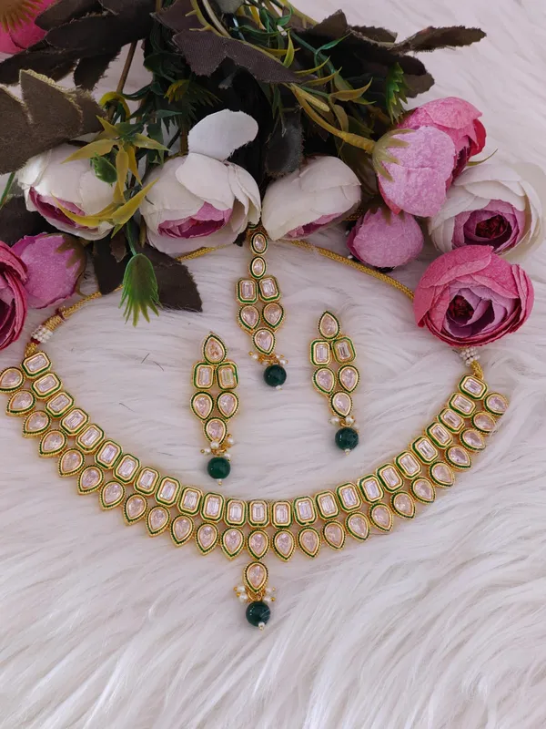 Kundan_Necklace_Set_With_Maang_Tikka_Green_Drop