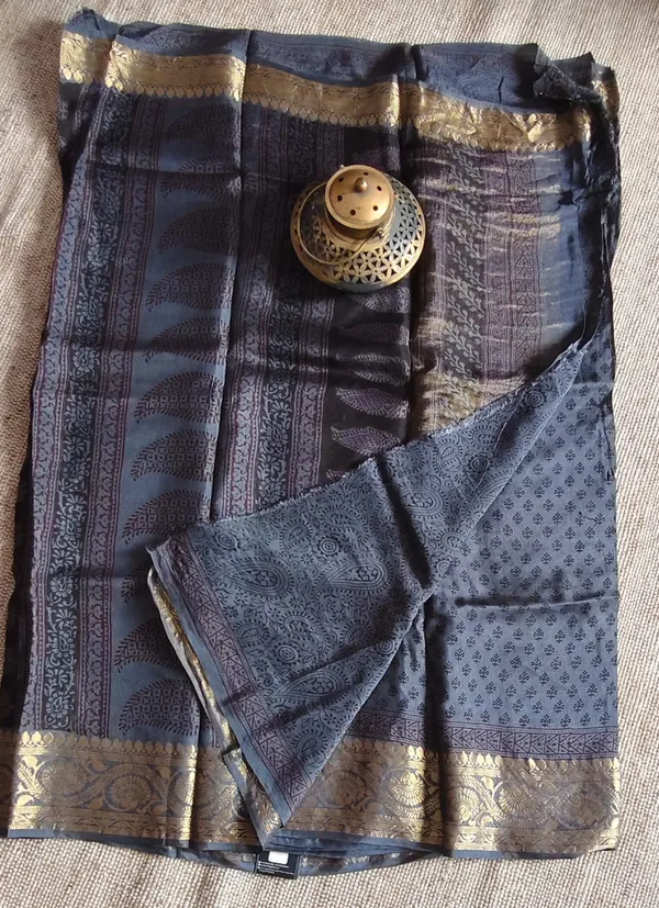Bluish_Gray_Dola_Slik_Saree_With_Zari_Border-Bagh_Print