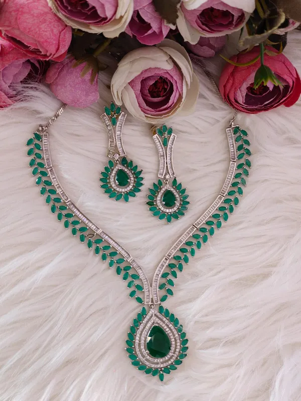 Elegant_Green_Ad_Necklace_Set