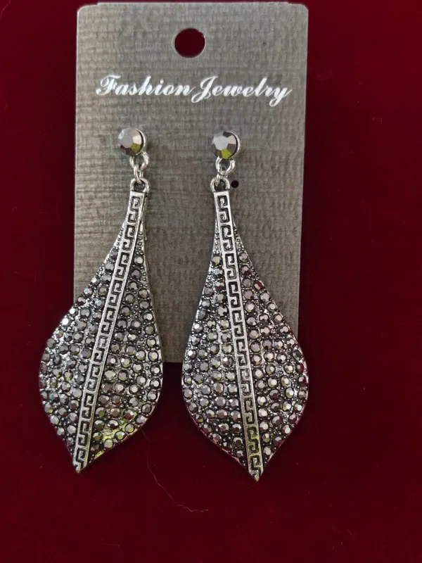 Sparkling_Silver-Tone_Leaf_Drop_Earrings_With_Crystal_Embellishments