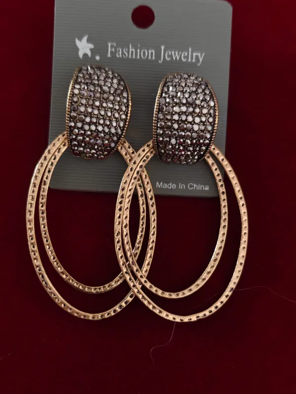 Statement_Gold-Tone_Earrings_With_Crystal_Embellishments