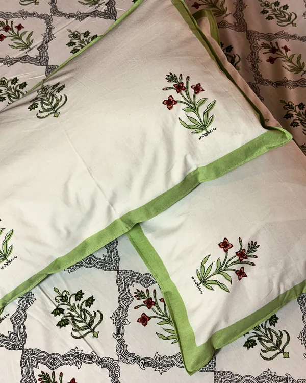 Elegant_Floral_Cotton_Bedsheet_Set_with_2_Pillow_Covers_|_White_&_Green_Printed_Double_Bed_Bedsheet