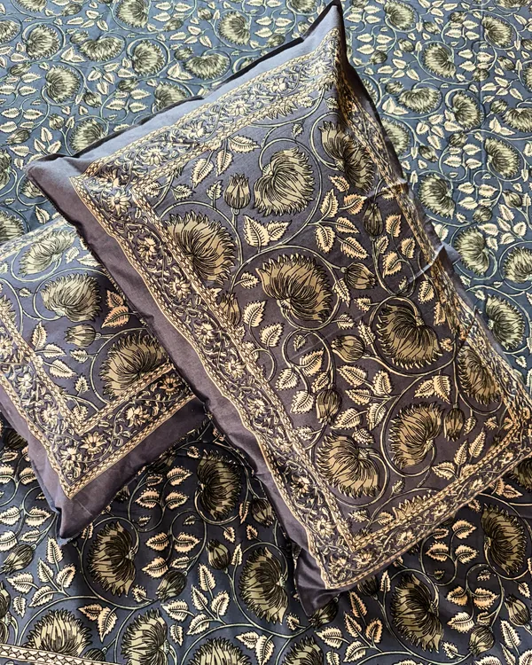 Premium_Cotton_Floral_Print_Double_Bedsheet_with_2_Pillow_Covers_–_Elegant_Blue_Handblock_Style_Bed_Sheet_Set_for_Queen_&_King_Size_Beds