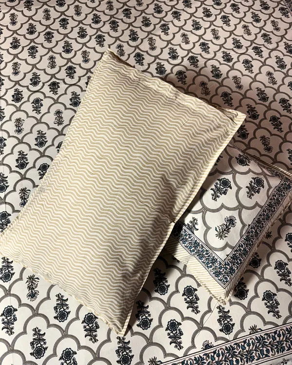 Premium_Cotton_Floral_Print_Double_Bedsheet_with_2_Pillow_Covers_–_Elegant_Handblock_Style_White_&_Blue_Bed_Sheet_Set_for_Queen_&_King_Size_Beds