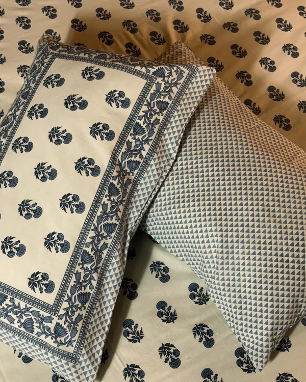 Premium_Cotton_Floral_Print_Double_Bedsheet_with_2_Pillow_Covers_–_Soft_Breathable_White_&_Blue_Handblock_Style_Bed_Sheet_Set_(Queen/King_Size)