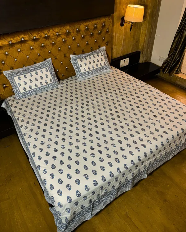 Premium_Cotton_Floral_Print_Double_Bedsheet_with_2_Pillow_Covers_–_Soft_Breathable_White_&_Blue_Handblock_Style_Bed_Sheet_Set_(Queen/King_Size)
