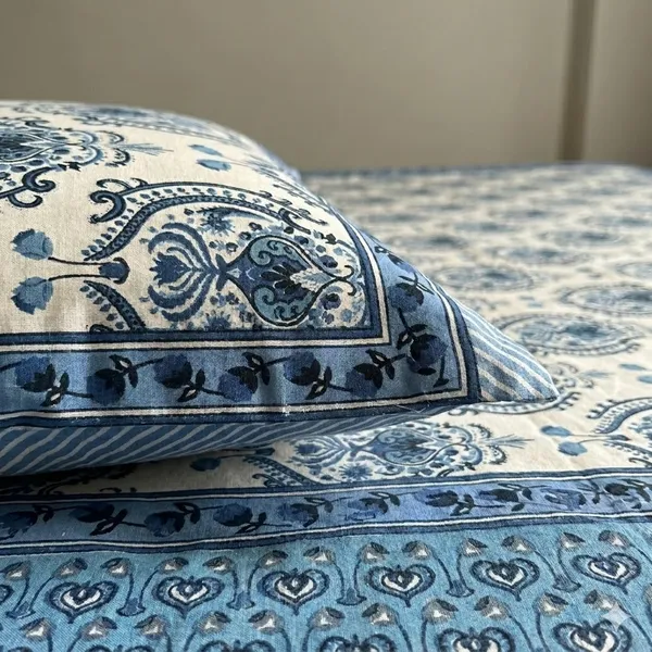Neelkamal_Royal_Print_Double_Bedsheet_And_Two_Pillow_Covers