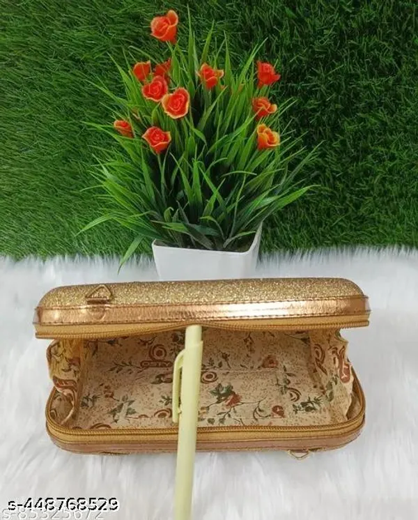 Gold_Polyurethane_Hand_Purse_For_Women