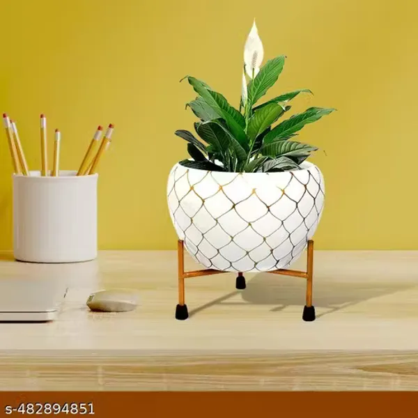 Modern_Geometric_Mesh_Print_Planter_With_Gold_Metal_Stand