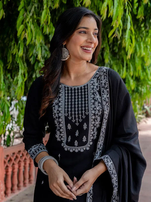 Black_Embroidered_Kurta_Set_With_Dupatta_For_Women