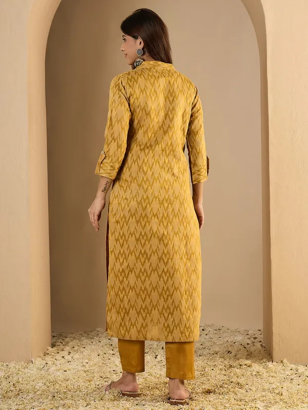 Mustard_Yellow_Ikat_Print_Kurta_With_Collar_And_Buttons_For_Women
