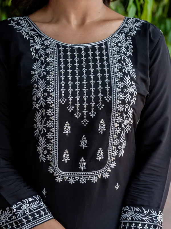 Black_Embroidered_Kurta_Set_With_Dupatta_For_Women