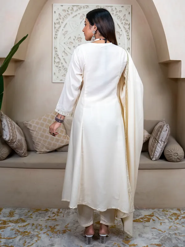 Elegant_White_Embellished_Anarkali_Kurta_Set_With_Dupatta_For_Women